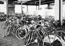 171201 Afbeelding van voor verzending gereedstaande rijwielen op het perron van het N.S.-station Amsterdam Amstel te ...